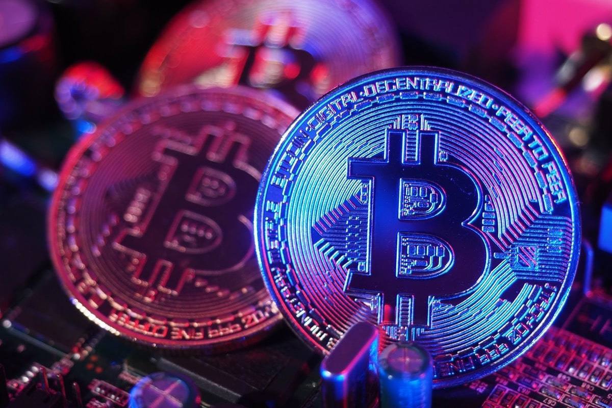 Цена биткоина сегодня: рост до $104 500 на фоне продвижения законопроекта